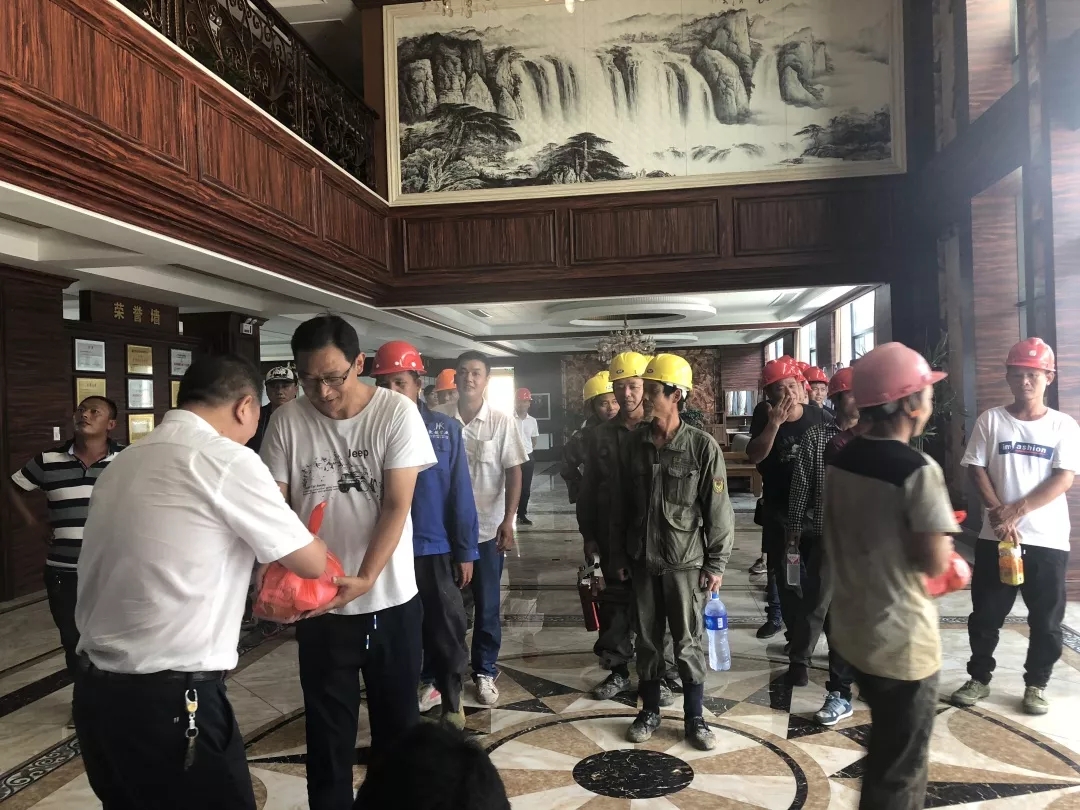 高溫慰問到一線，絲絲清涼潤心田